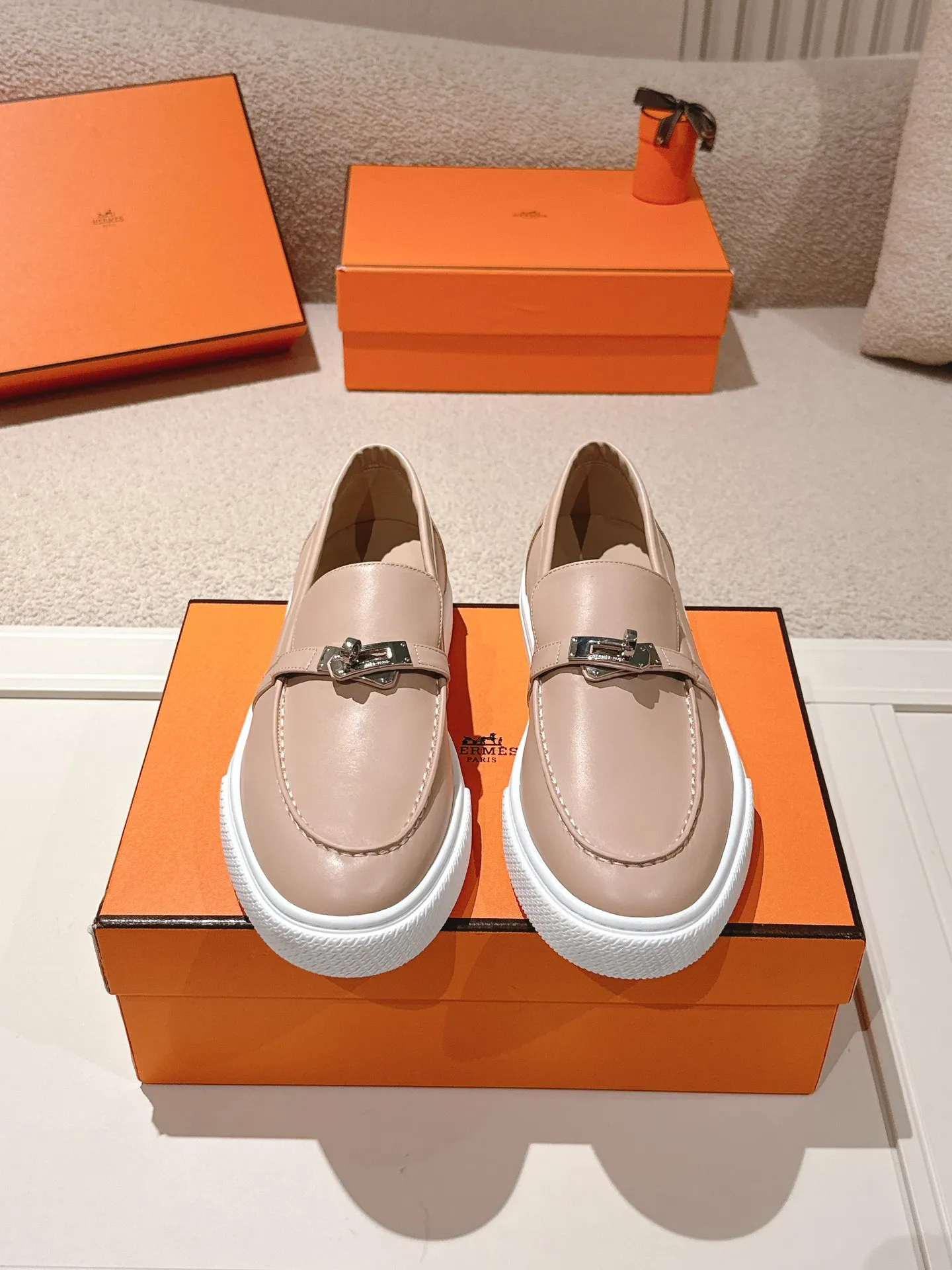 Men's shoes 💰640💰 Hermes# New Kelly buckle thick-soled loafers. Upper: cowhide/suede material. Lining: sheepskin lining. Outsole: exclusive molded outsole. Size: women's size 35-40, men's size 39-45 (female 41/male 46 customized, non-refundable)